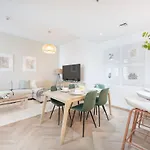 Cozy 1-Bedroom Apartment For 4 In Dubai Marina!