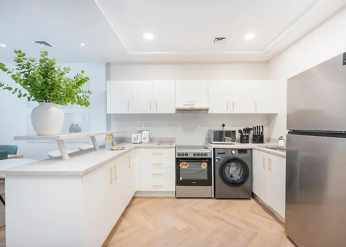 Cozy 1-Bedroom Apartment For 4 In Dubai Marina!